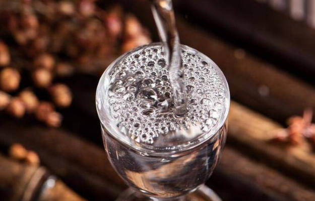 白酒杯装不满为什么？可能与健康风险有关！