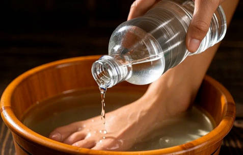 白醋加白酒可以泡脚吗？白酒泡脚的正确方法及注意事项！