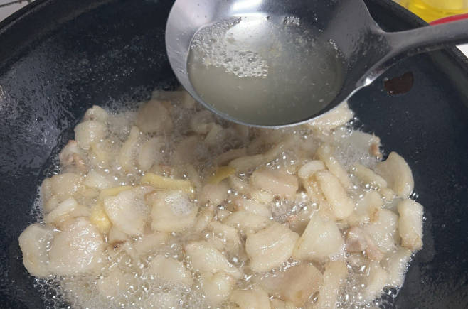 熬猪油能放多少白酒？不同白酒对熬猪油的影响！