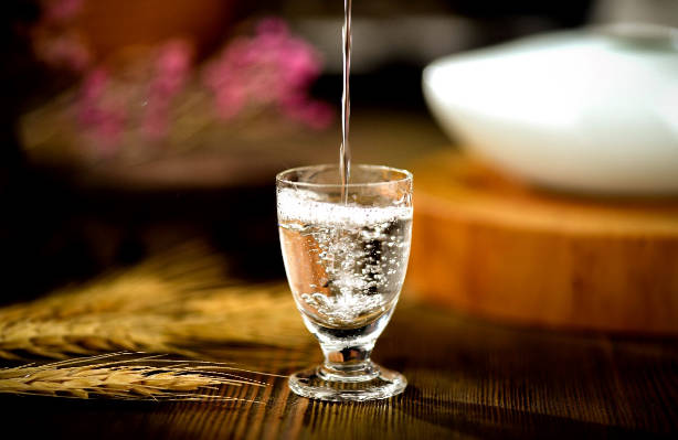 喷白酒有什么好处，健康使用白酒的方法技巧！