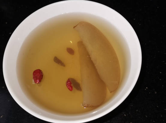 如何用白酒煮梨吃？分享白酒煮梨的步骤！