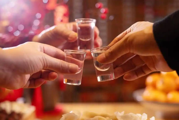 消化差能喝白酒吗