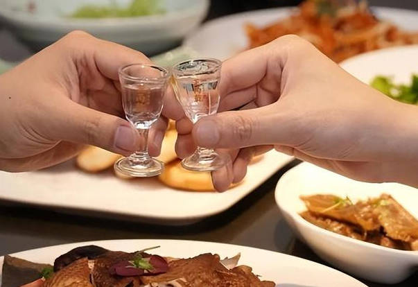 喝完白酒嘴发紫什么原因?