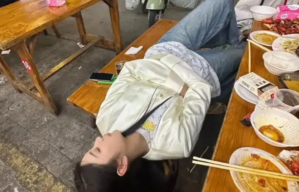 为何喝完白酒出汗后，身上总有一股挥之不去的酒味？